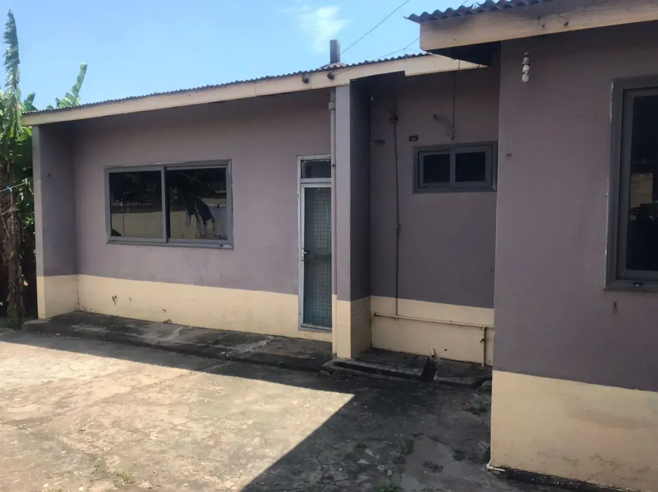 3 bedrooms with self-compound tiled, fence wall and 2 bedroom boys quarters in Kaneshie, photo 1